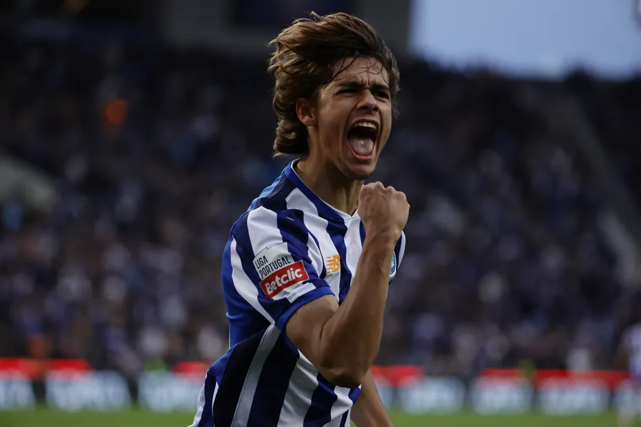 Rodrigo Mora bem, Roger mal