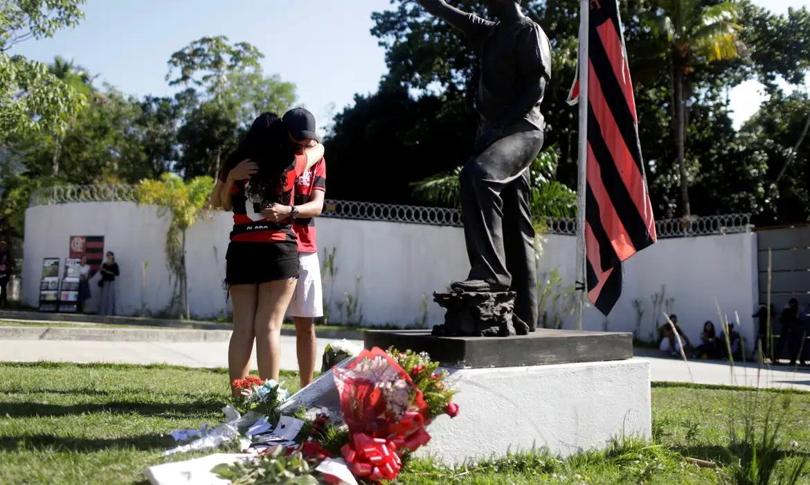 Familiares de vítimas do incêndio no Ninho do Urubu protestam contra absolvição dos réus