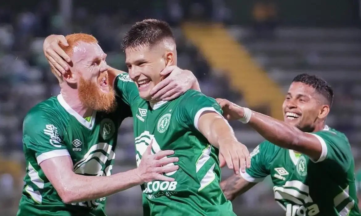 Chapecoense vence Operário e retoma vice-liderança da Série B