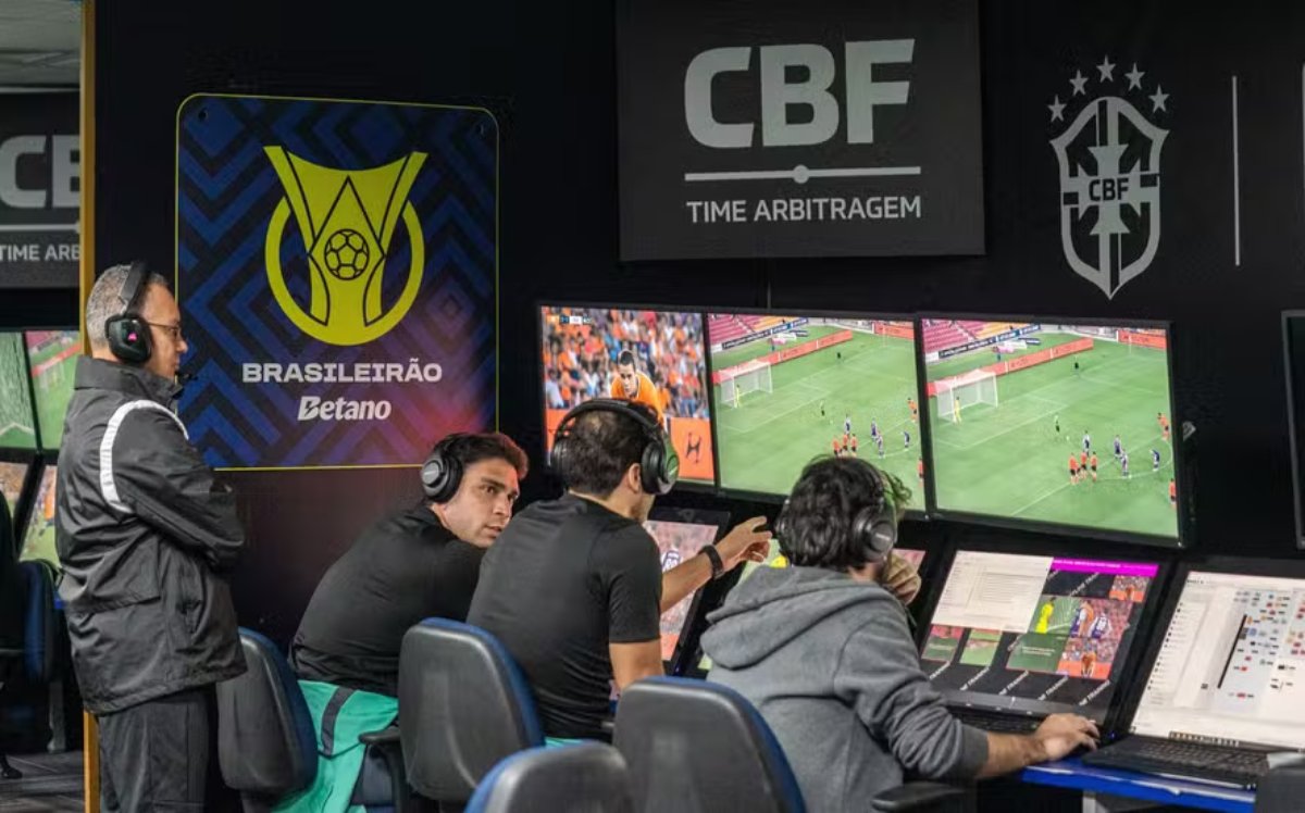 CBF recebe aval da FIFA para divulgar áudios do VAR em lances sem revisão na cabine