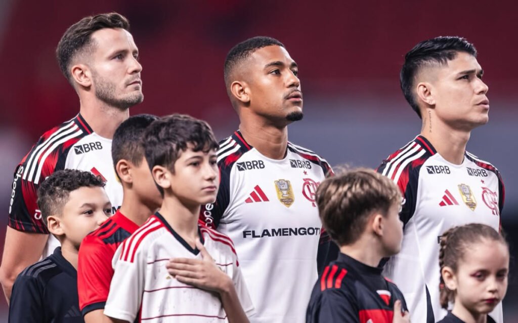 Samuel Lino ao lado de Saúl e Luiz Araújo, todos do Flamengo, em execução do Hino Nacional do Brasil
