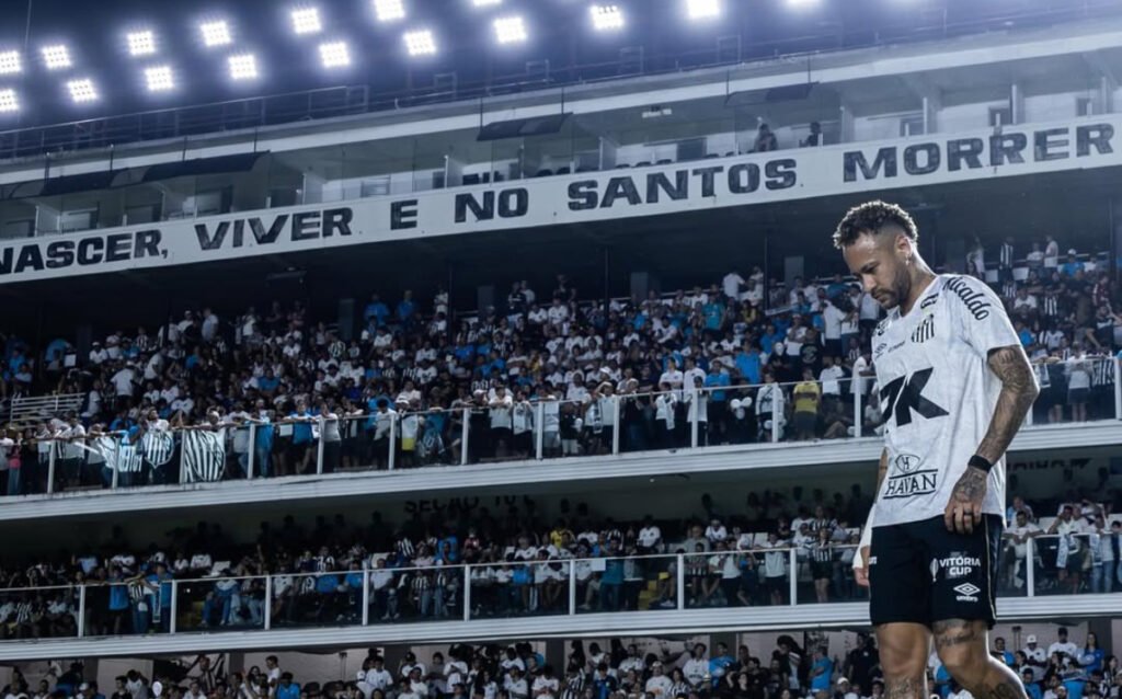 Neymar em aquecimento antes de jogo do Santos; atacante deve enfrentar o Sport pela Série A 2025