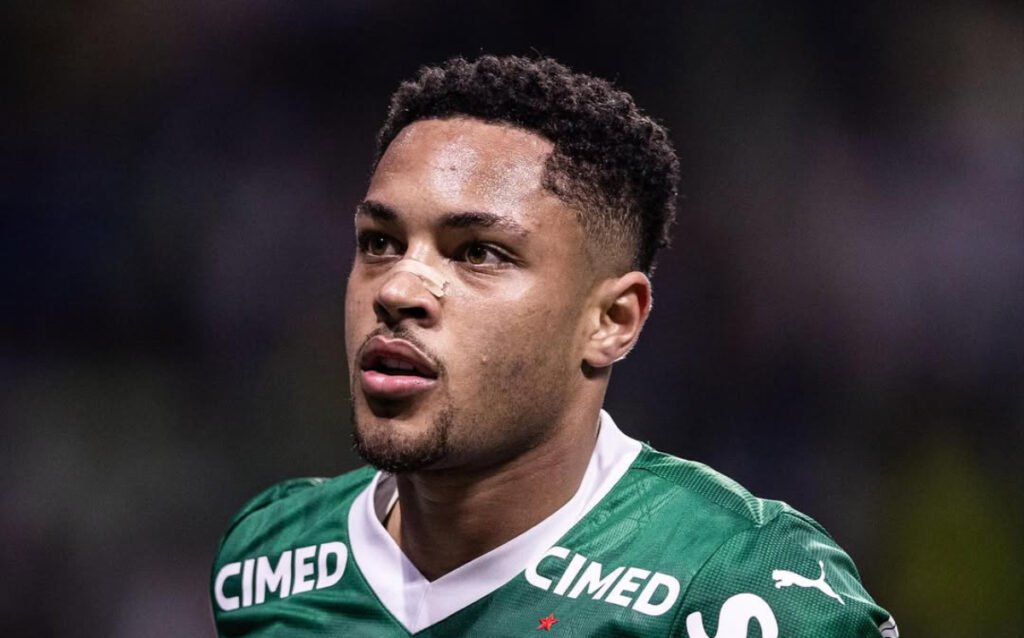 Vitor Roque, atacante do Palmeiras, é um dos destaques da temporada 2025