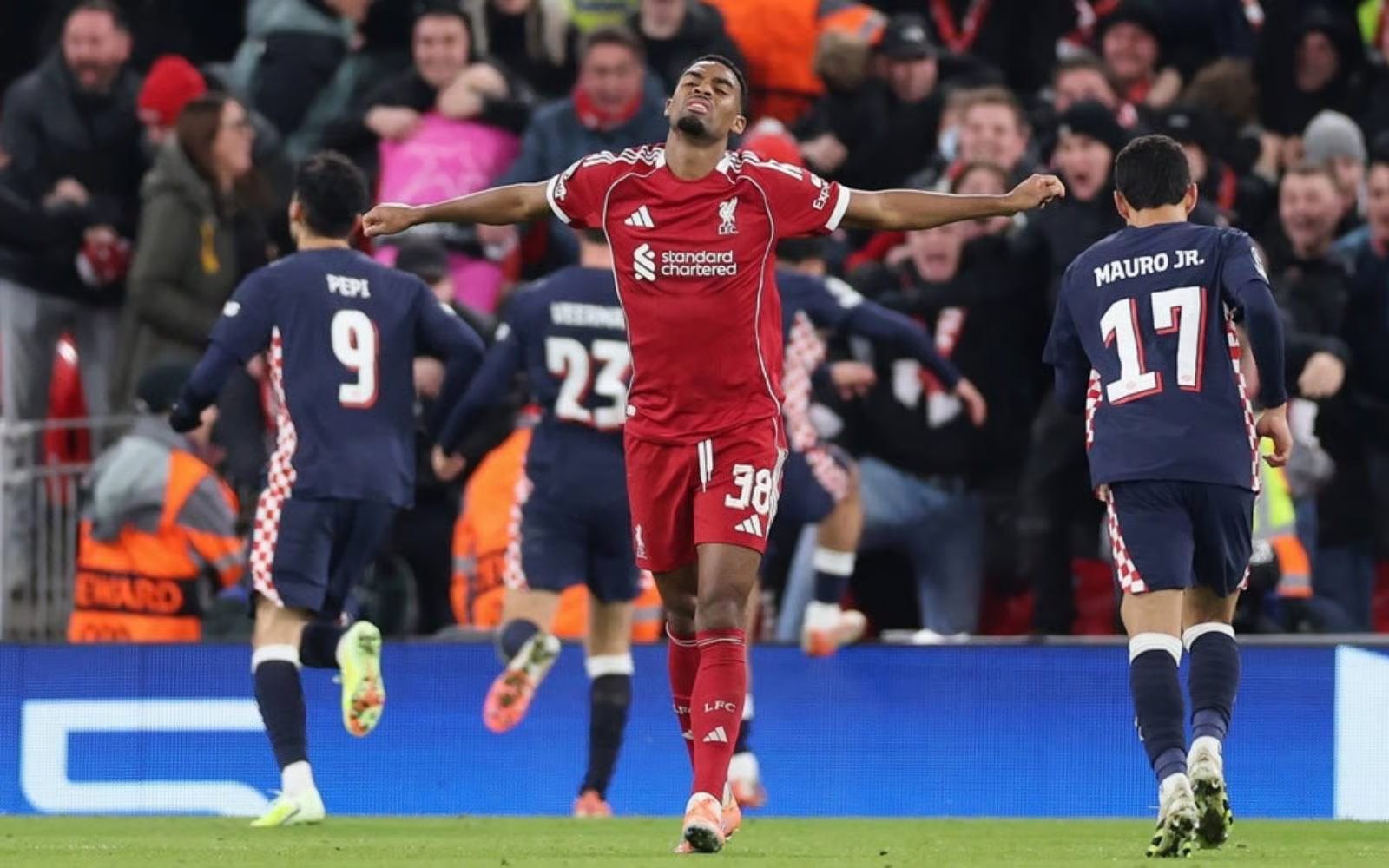 Liverpool perde em casa e chega a terceira derrota seguida