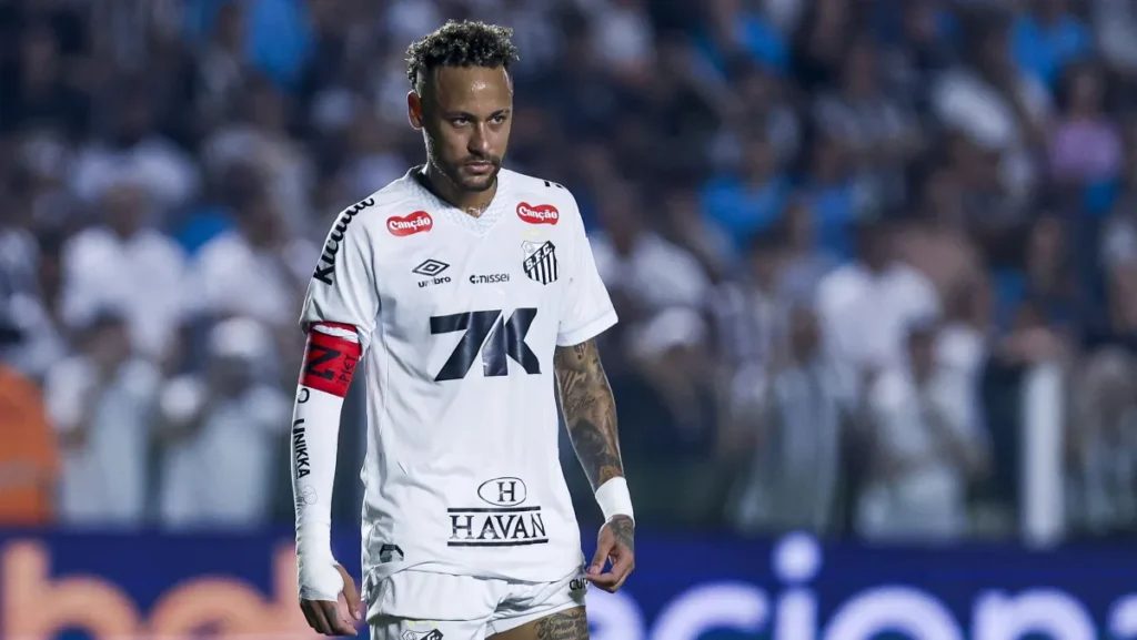Neymar, jogador do Santos, em campo contra o Mirassol  • Ricardo Moreira/Getty Images