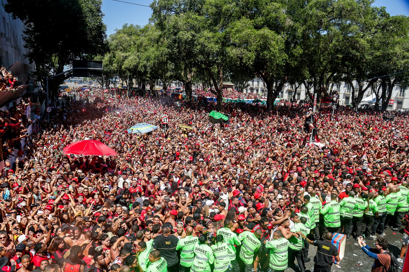 A origem e influência das grandes torcidas brasileiras.