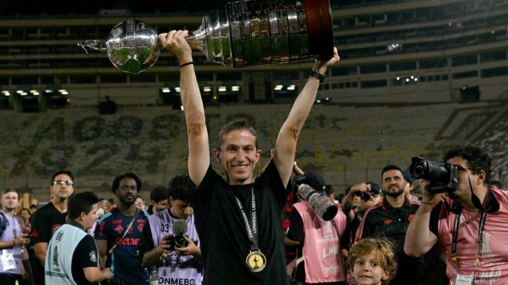 Filipe Luís levantando a taça na final da Copa Libertadores 2025. Foto: Luis Acosta