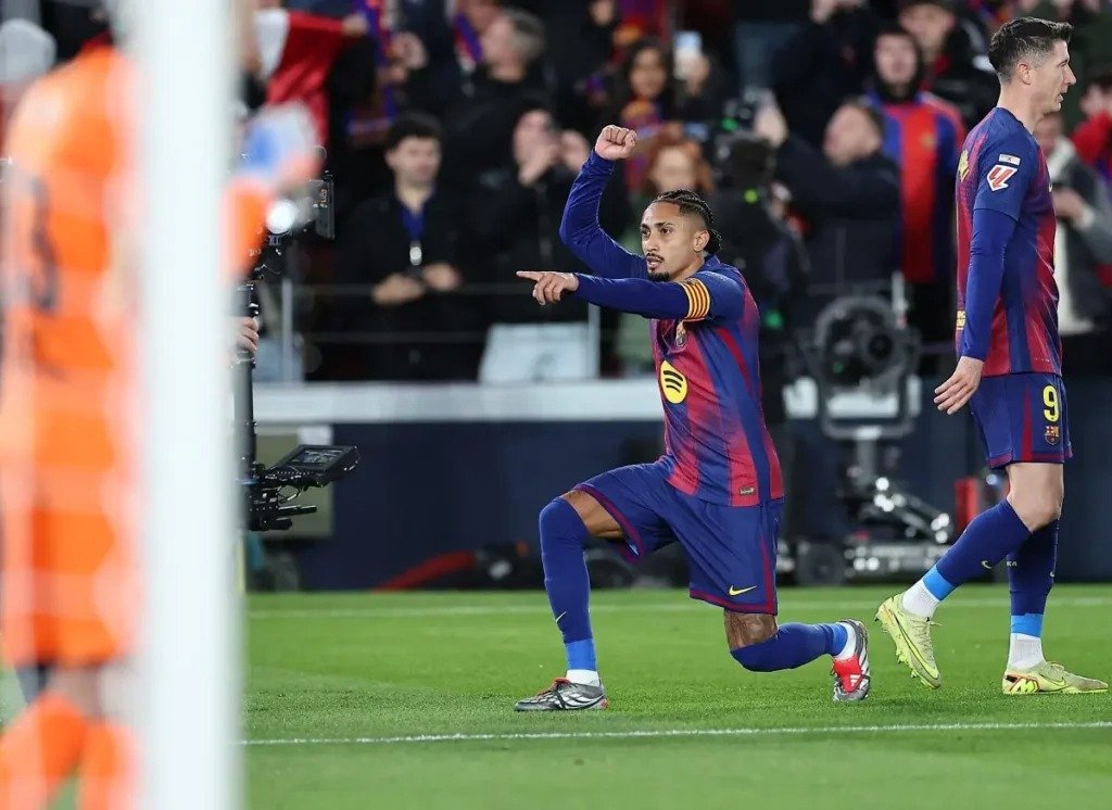 De virada, Barcelona ganha clássico no Camp Nou e isola na liderança